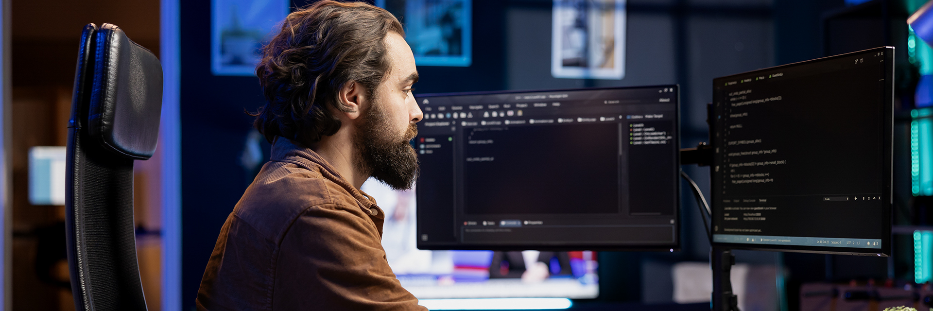Arquitecto de software diseñando soluciones técnicas en un entorno de desarrollo profesional