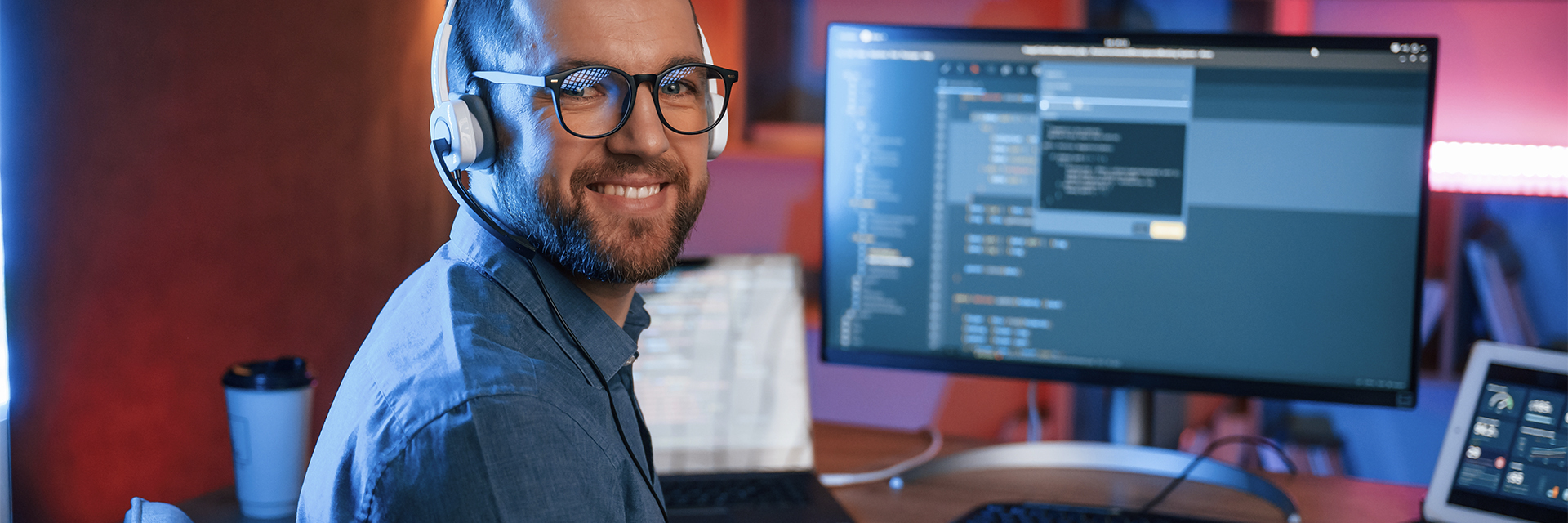 Desarrollador backend trabajando en código Java en un entorno de desarrollo profesional