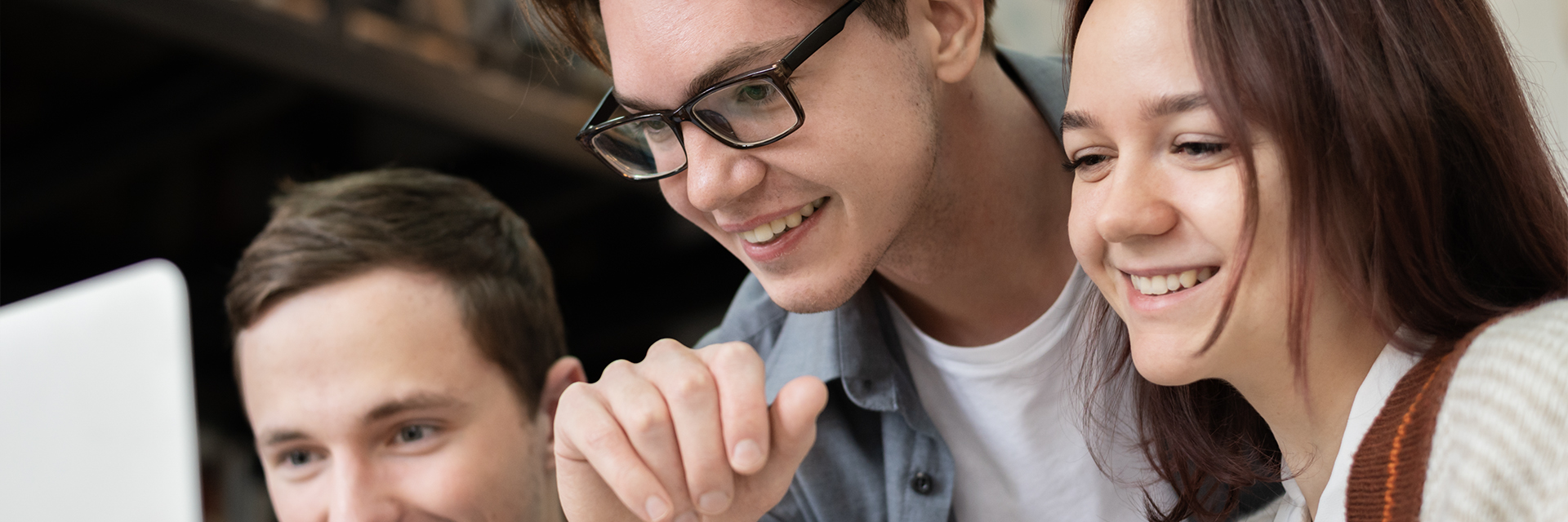Equipo joven colaborando y aprendiendo en un entorno tecnológico e industrial