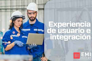 Operarios en planta utilizando software industrial con enfoque en experiencia de usuario e integración de sistemas.