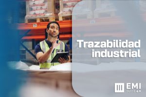 Operario de almacén gestionando trazabilidad industrial con tablet en planta de producción, EMI Suite 4.0