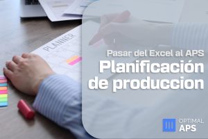 Escritorio con documentos de planificación de la producción industrial y Optimal APS de EMI Suite 4.0