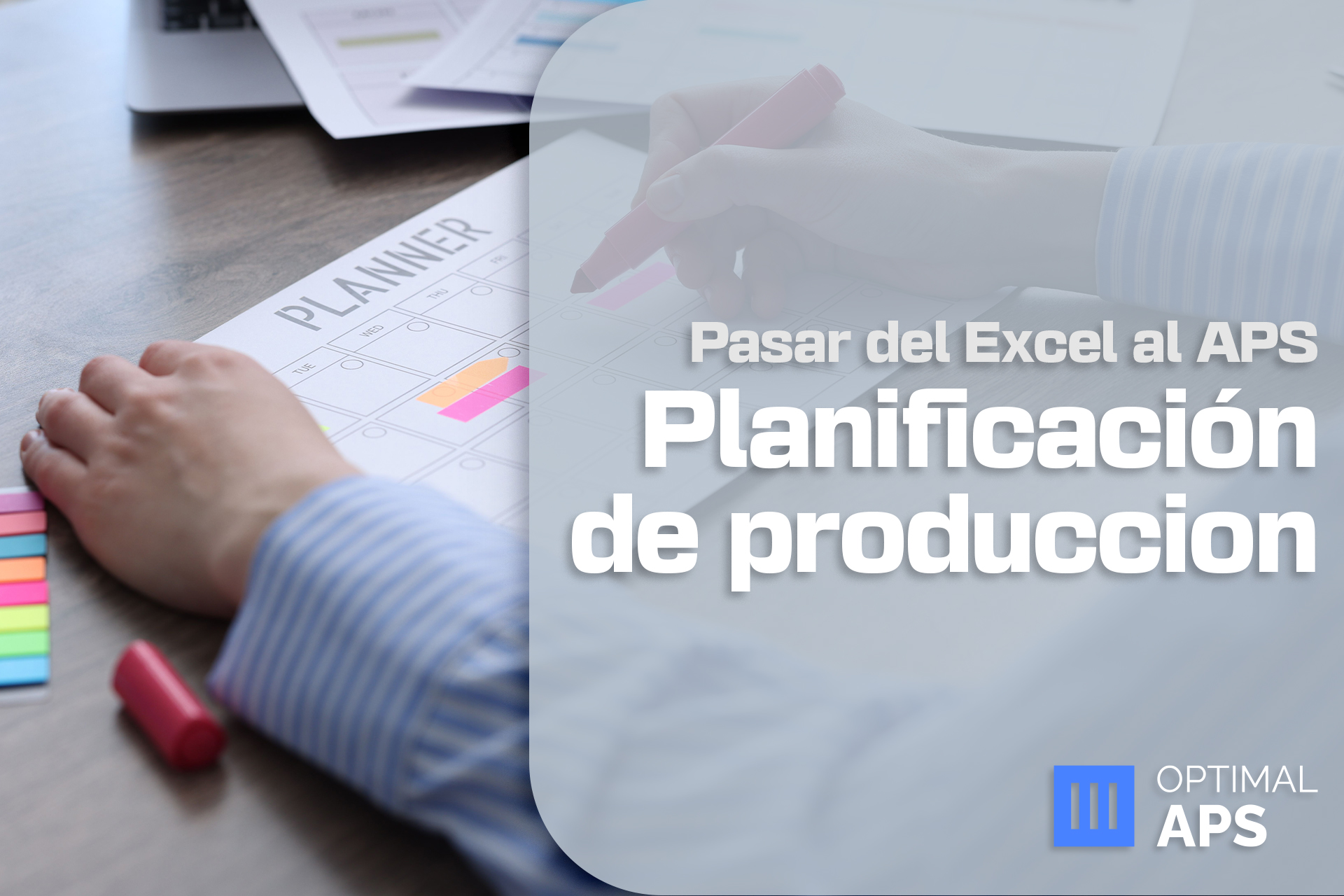 Escritorio con documentos de planificación de la producción industrial y Optimal APS de EMI Suite 4.0