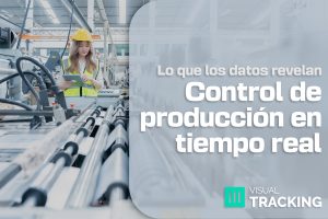 Operaria en línea de producción con tablet midiendo el control de producción en tiempo real con EMI Suite 4.0