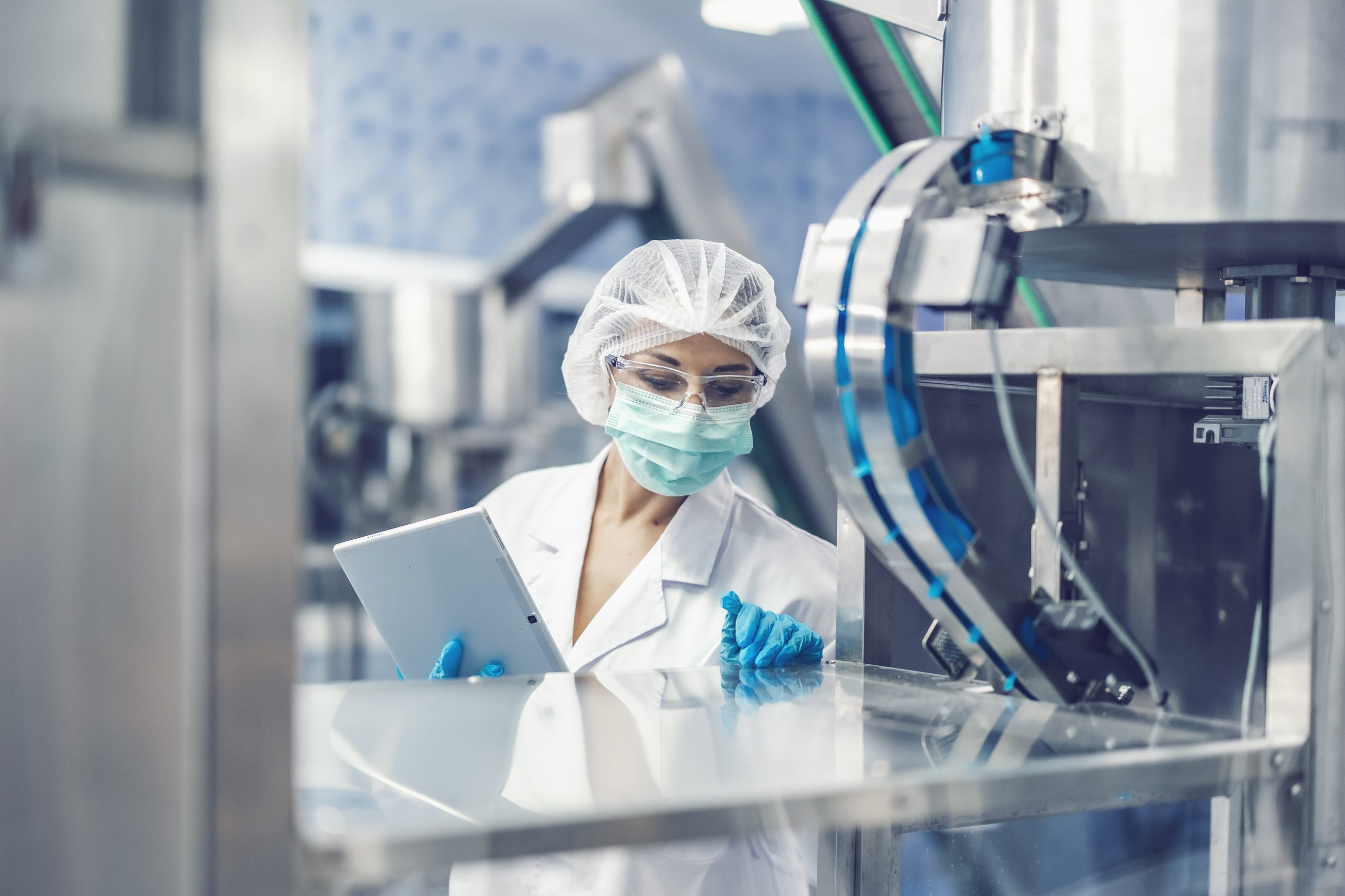 Operario trabajando en una planta del sector farmacéutico
