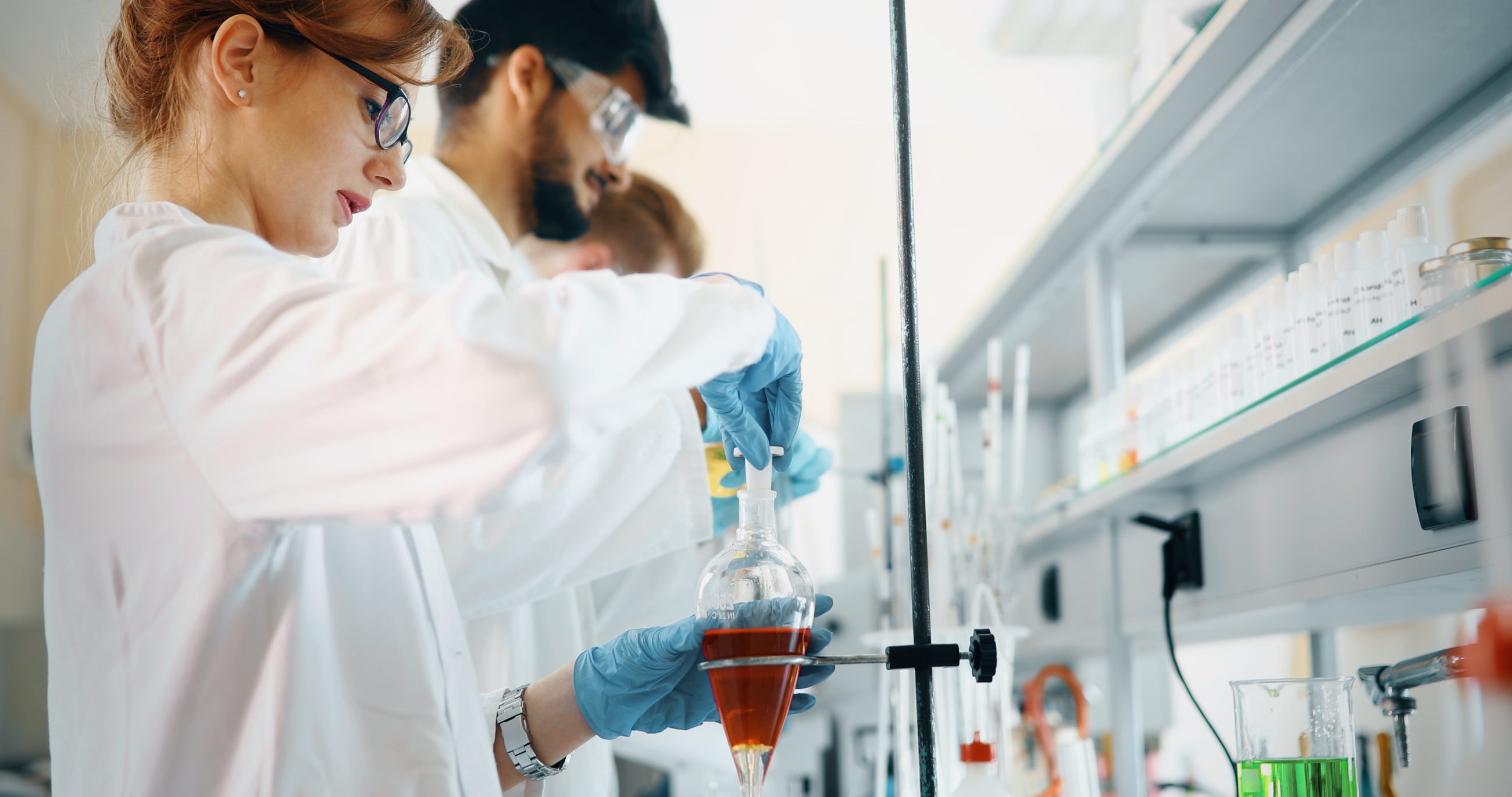 Instalaciones de una planta química que trabaja con EMI Suite 4.0